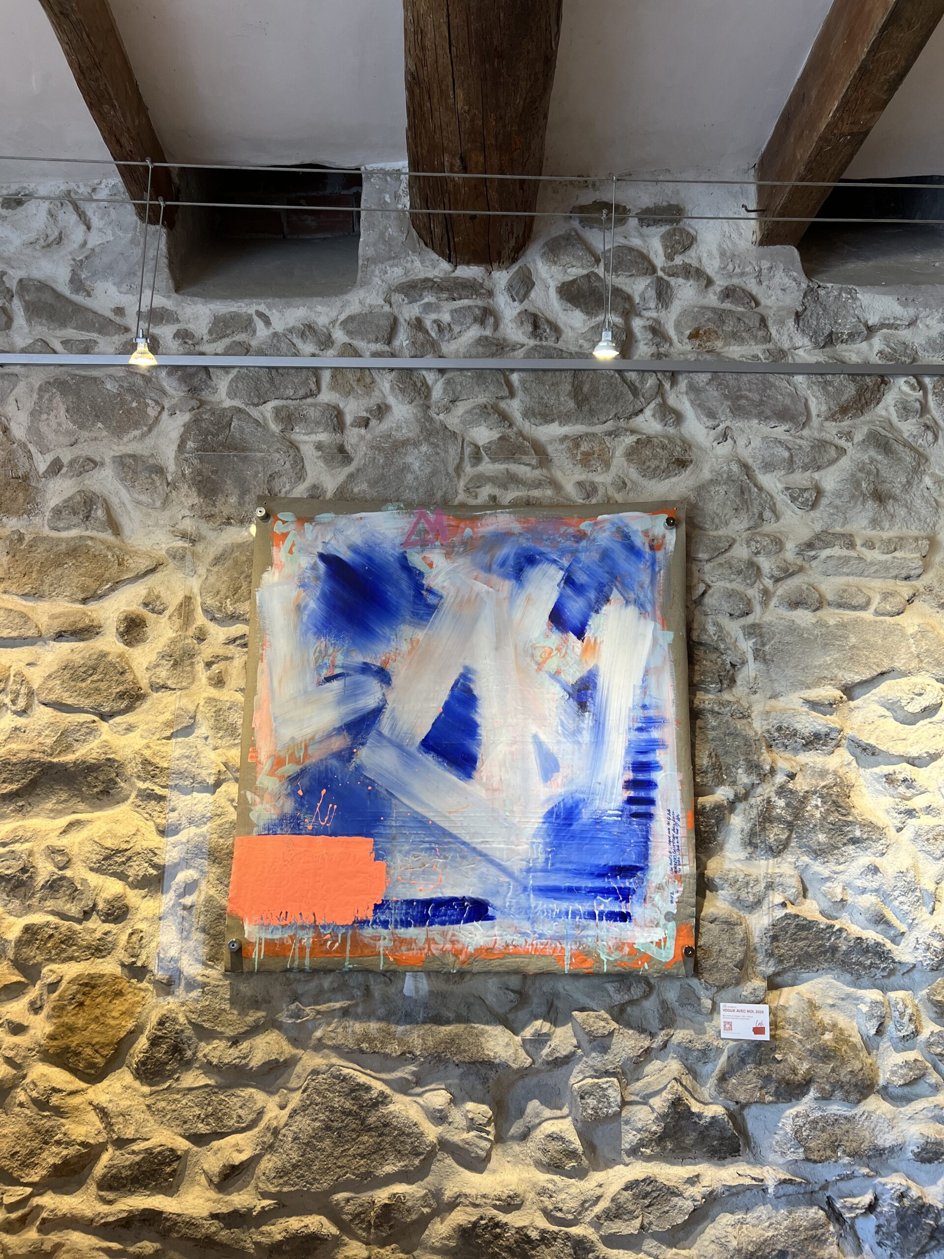 Œuvre LAH sur mur de pierre